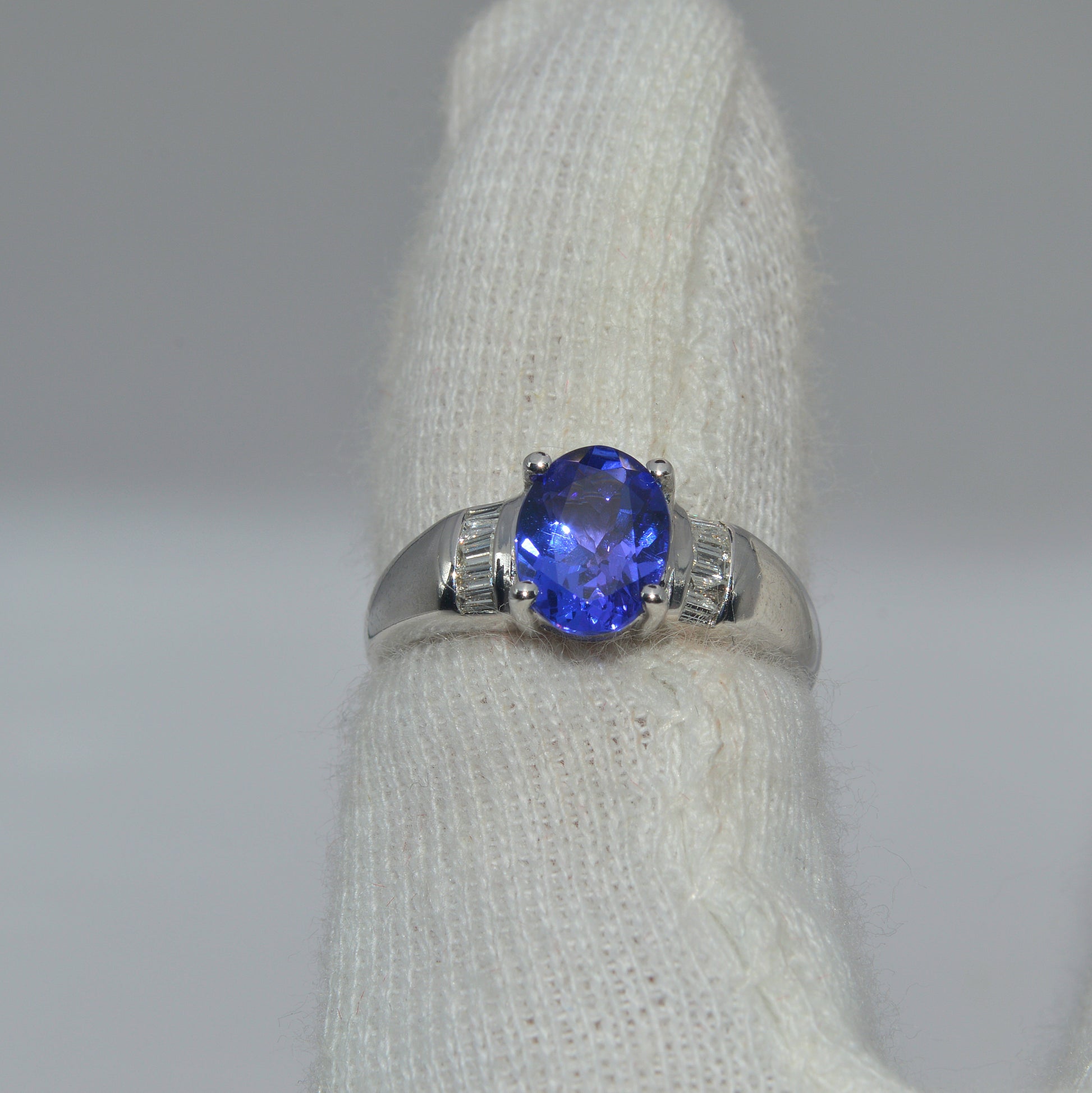 18ct White Gold - Tanzanite & Diamond Ring finger top