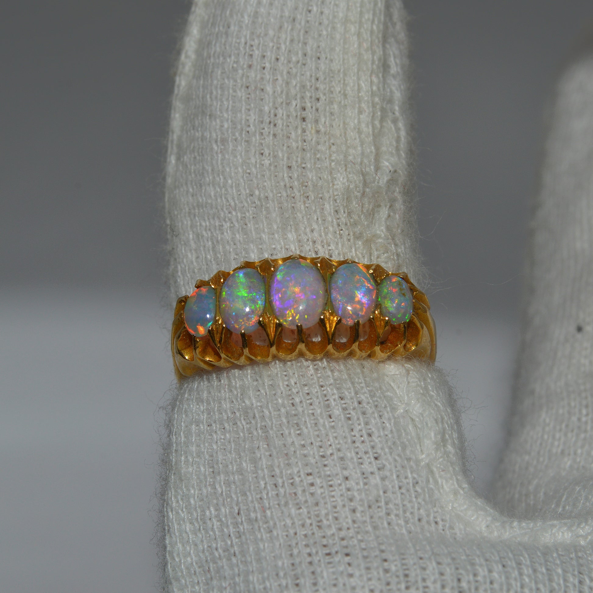 Edwardian Era - Antique 1905 - 18ct Gold - Opal 5 Stone Ring finger top