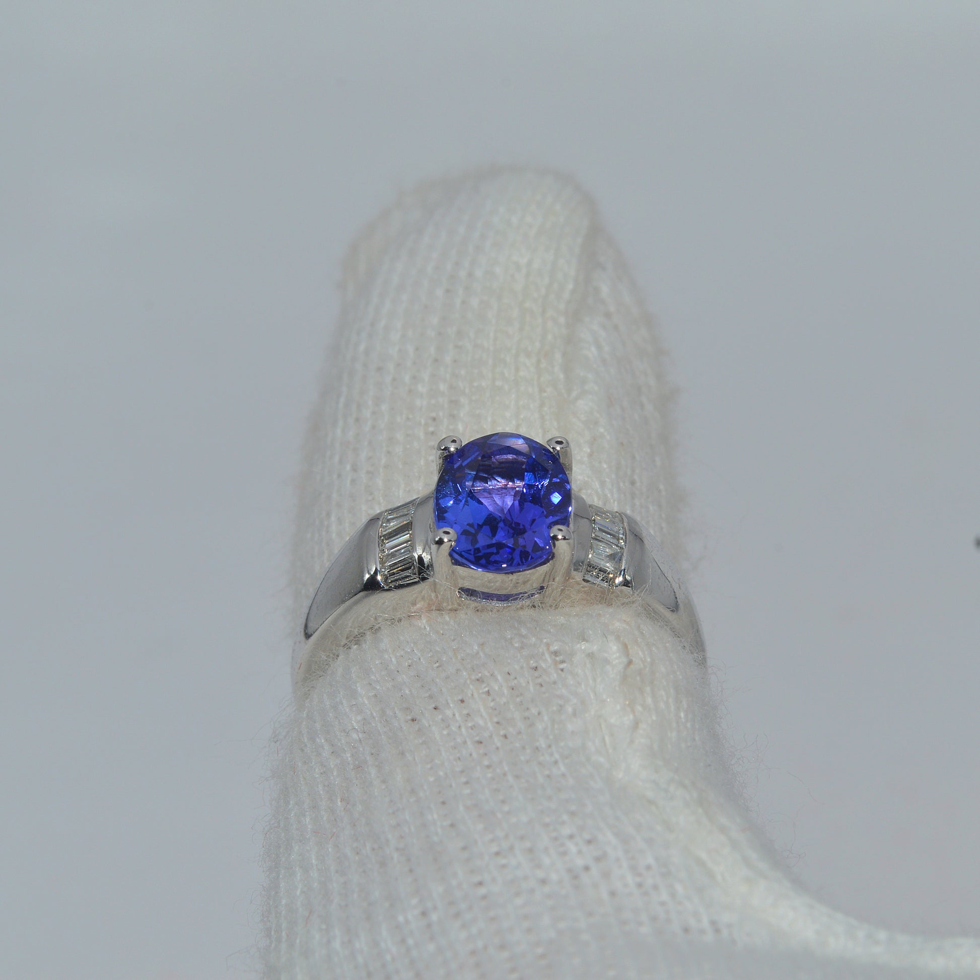 18ct White Gold - Tanzanite & Diamond Ring finger rear