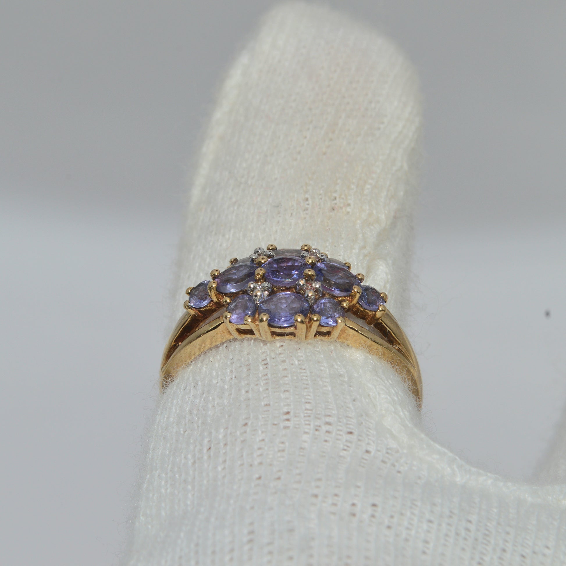 2006 - 9ct Gold - Diamond & Tanzanite Cluster Ring finger rear