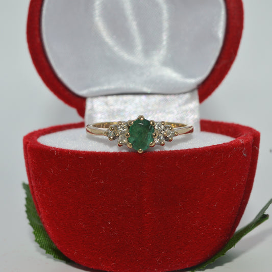 Vintage 1993 - 9ct Gold - Emerald & Diamond Ring front