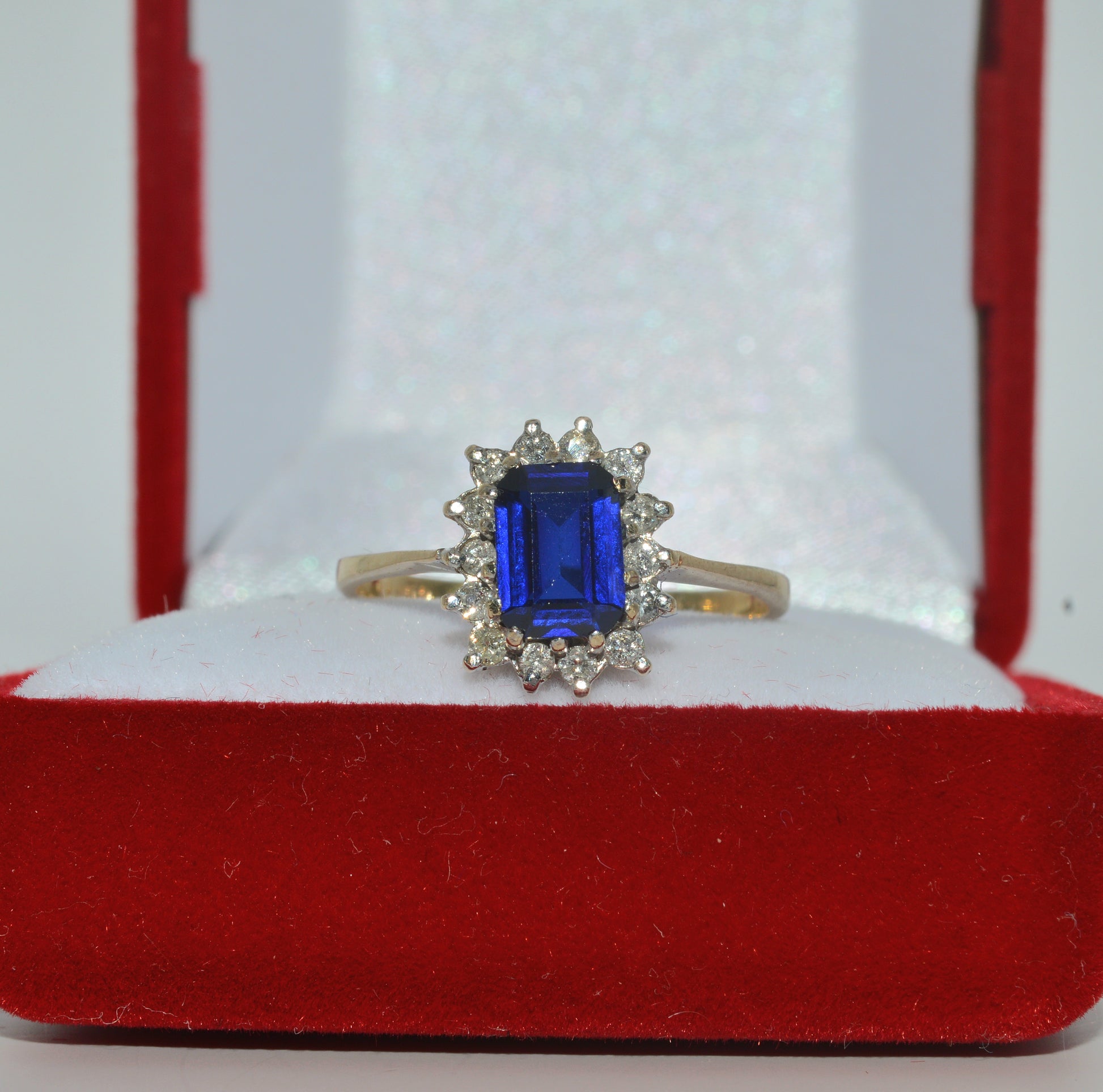 Vintage 1987 - 9ct Gold - Sapphire & Diamond Cluster Ring front