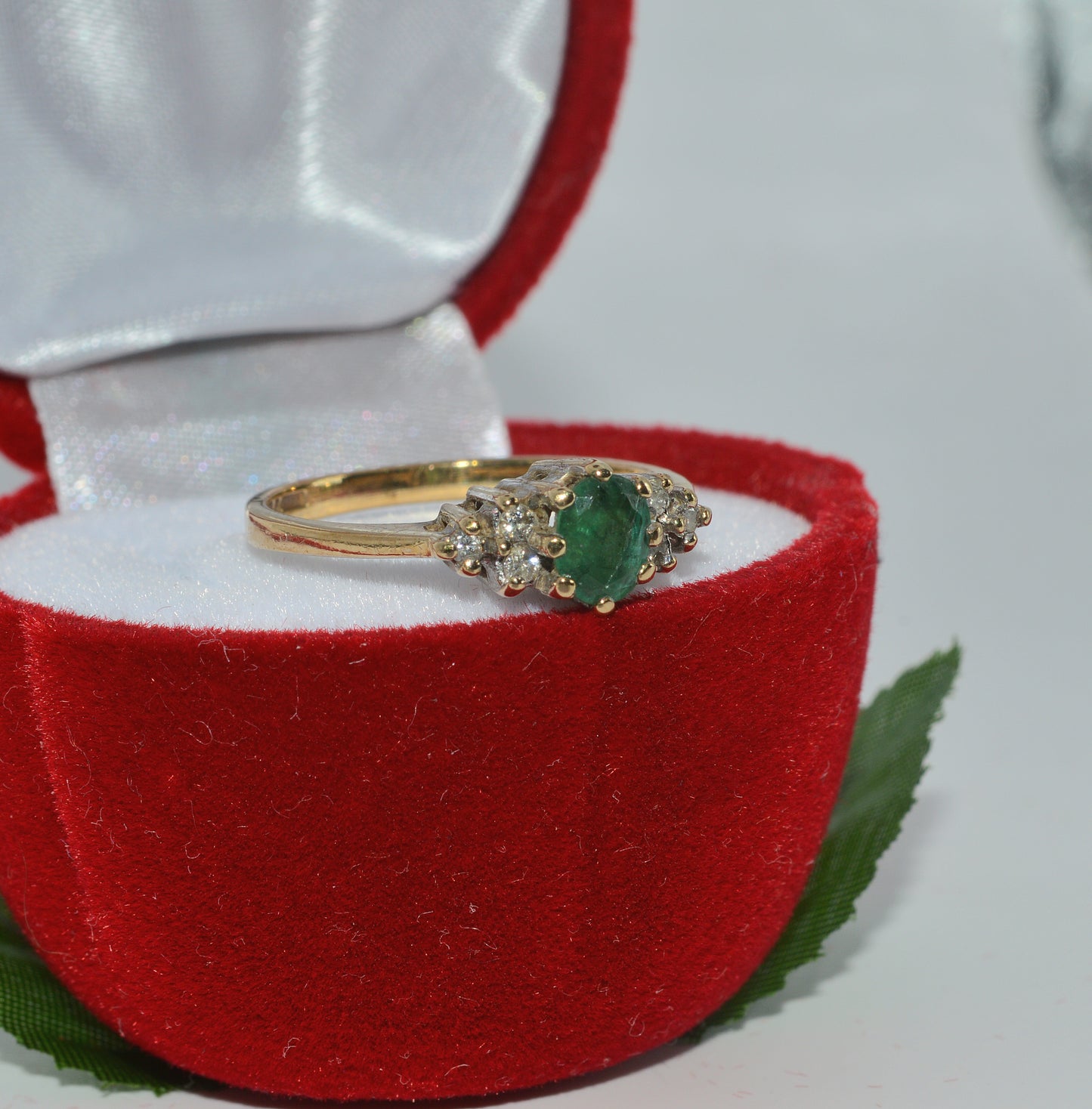 Vintage 1993 - 9ct Gold - Emerald & Diamond Ring right