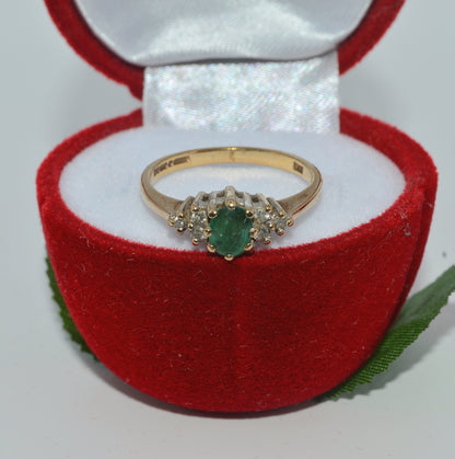 Vintage 1993 - 9ct Gold - Emerald & Diamond Ring top down