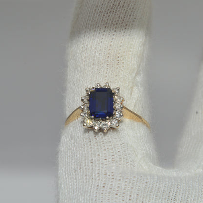 Vintage 1987 - 9ct Gold - Sapphire & Diamond Cluster Ring finger top down