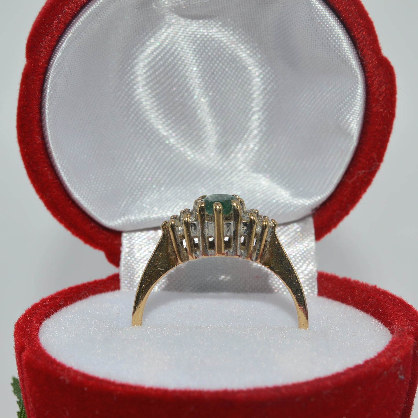 Vintage 1993 - 9ct Gold - Emerald & Diamond Ring upright front