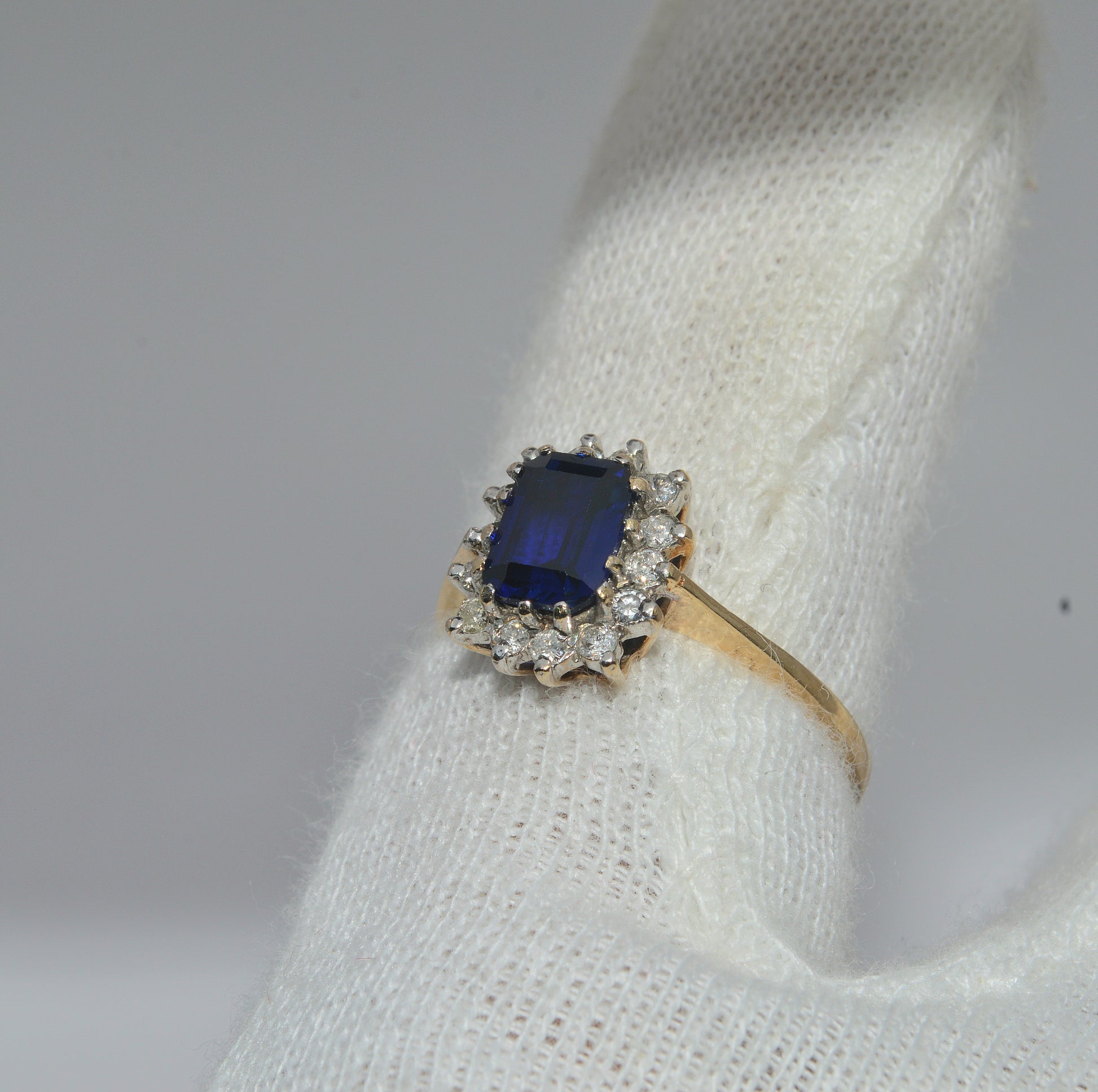 Vintage 1987 - 9ct Gold - Sapphire & Diamond Cluster Ring left