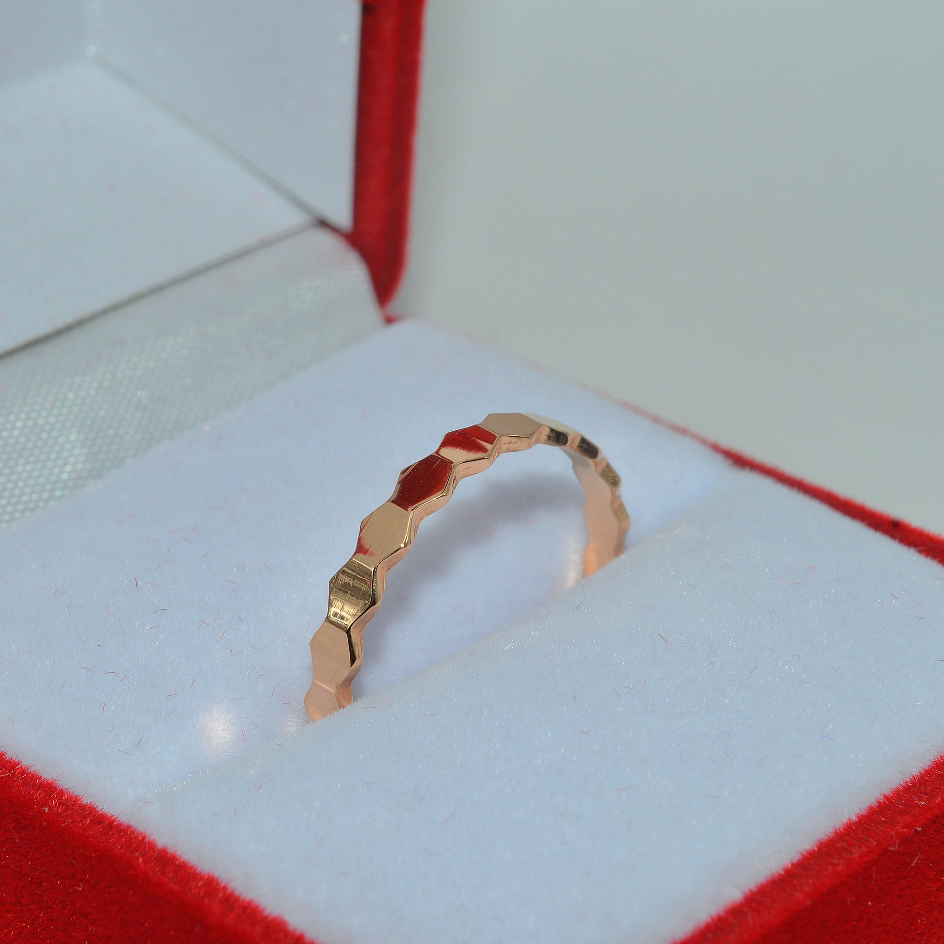 18ct Gold - Honeycomb Ring upright right