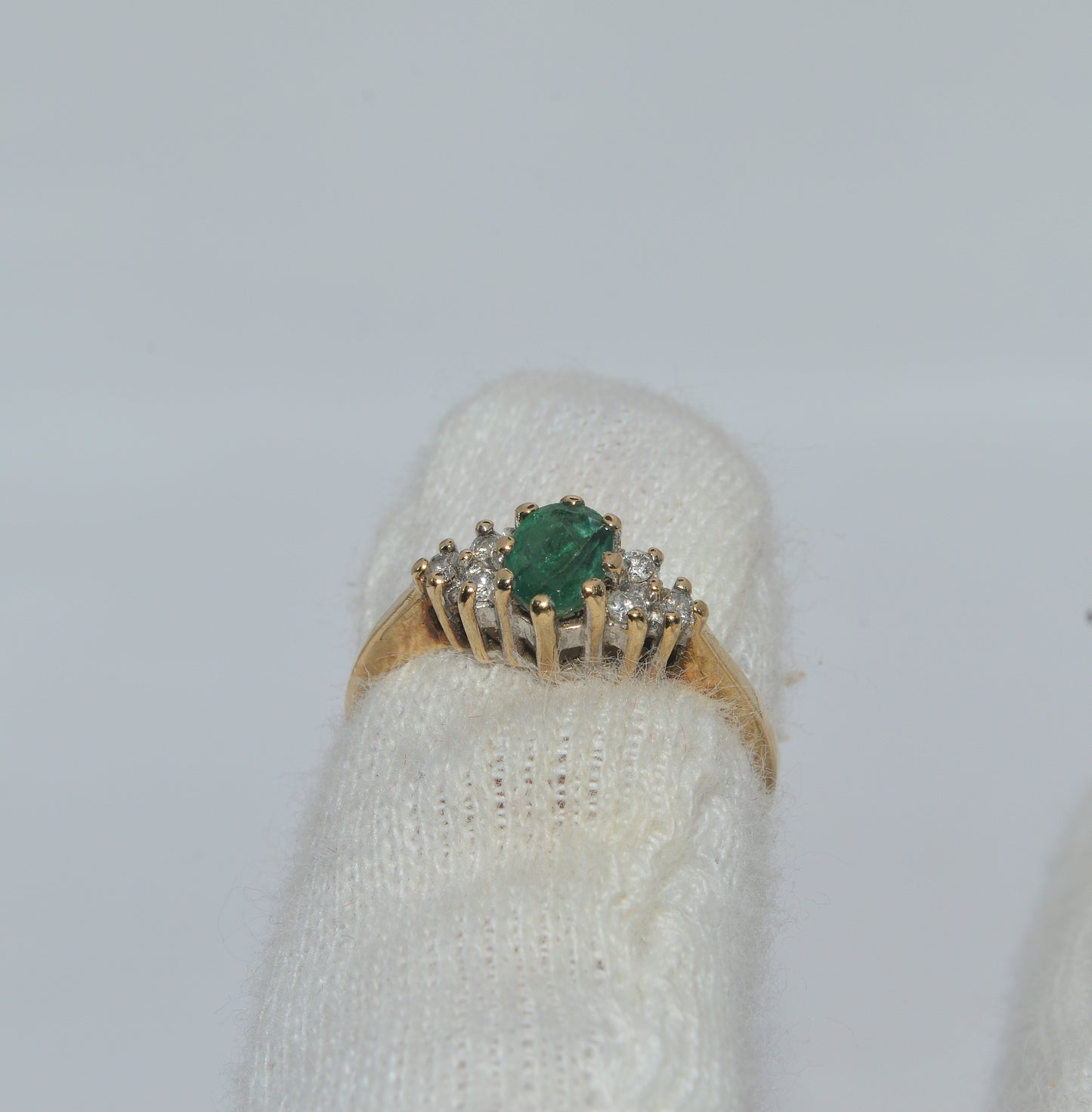 Vintage 1993 - 9ct Gold - Emerald & Diamond Ring finger tilt
