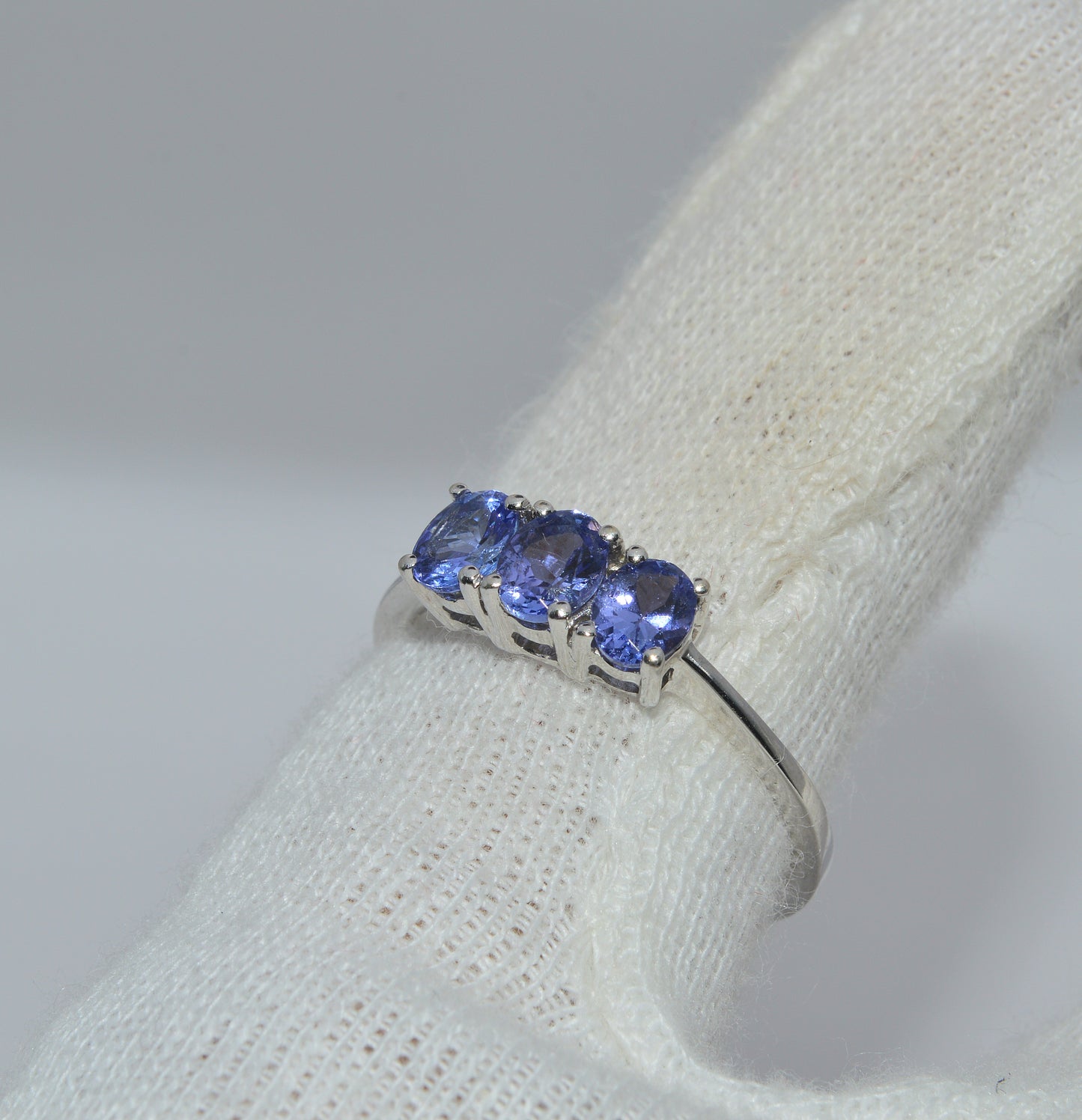 9ct White Gold - Tanzanite Trilogy Ringfinger left