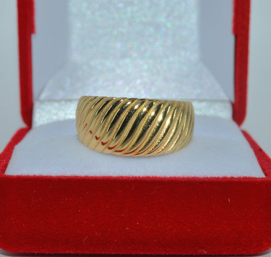 18ct Gold - Croissant Ring front close