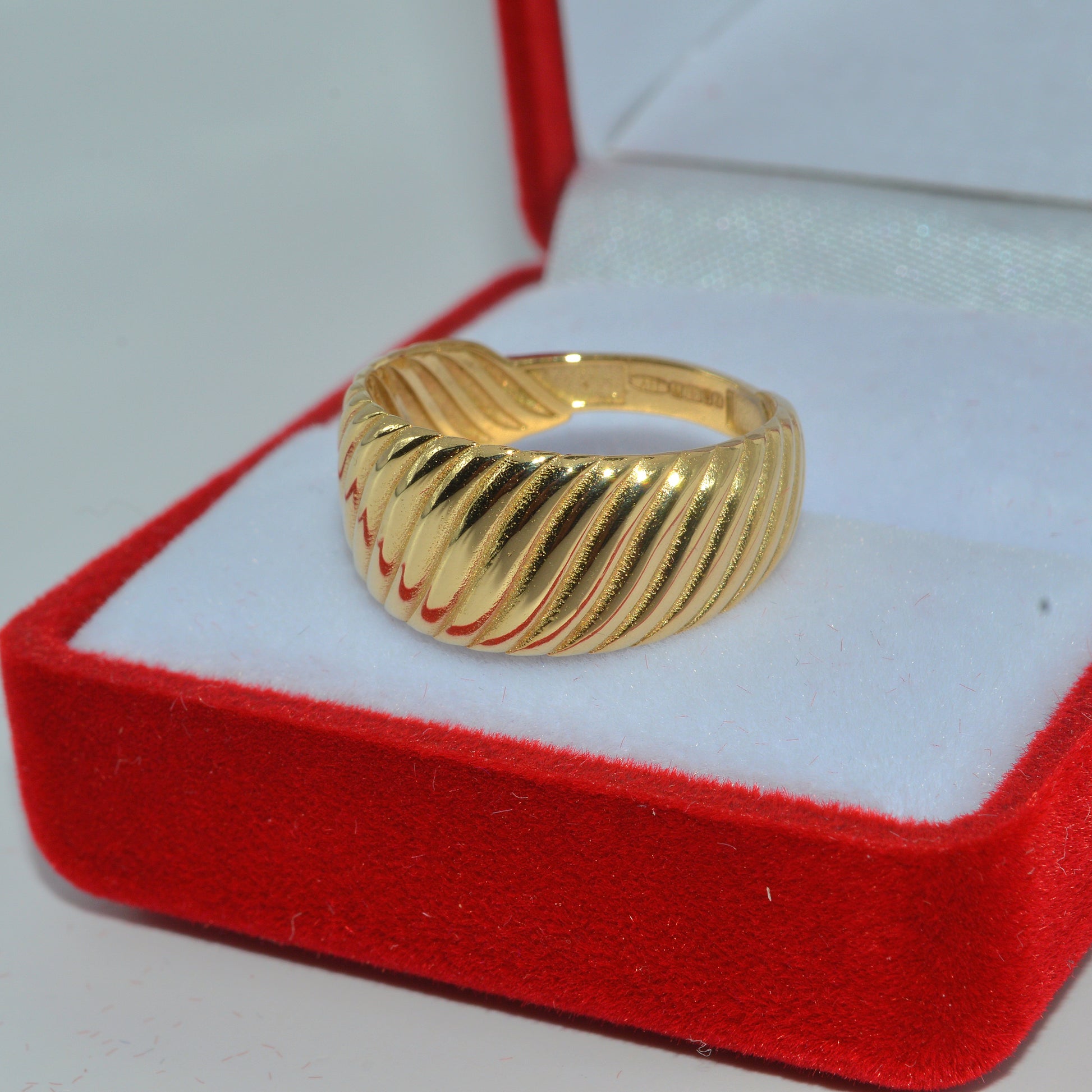 18ct Gold - Croissant Ring left close