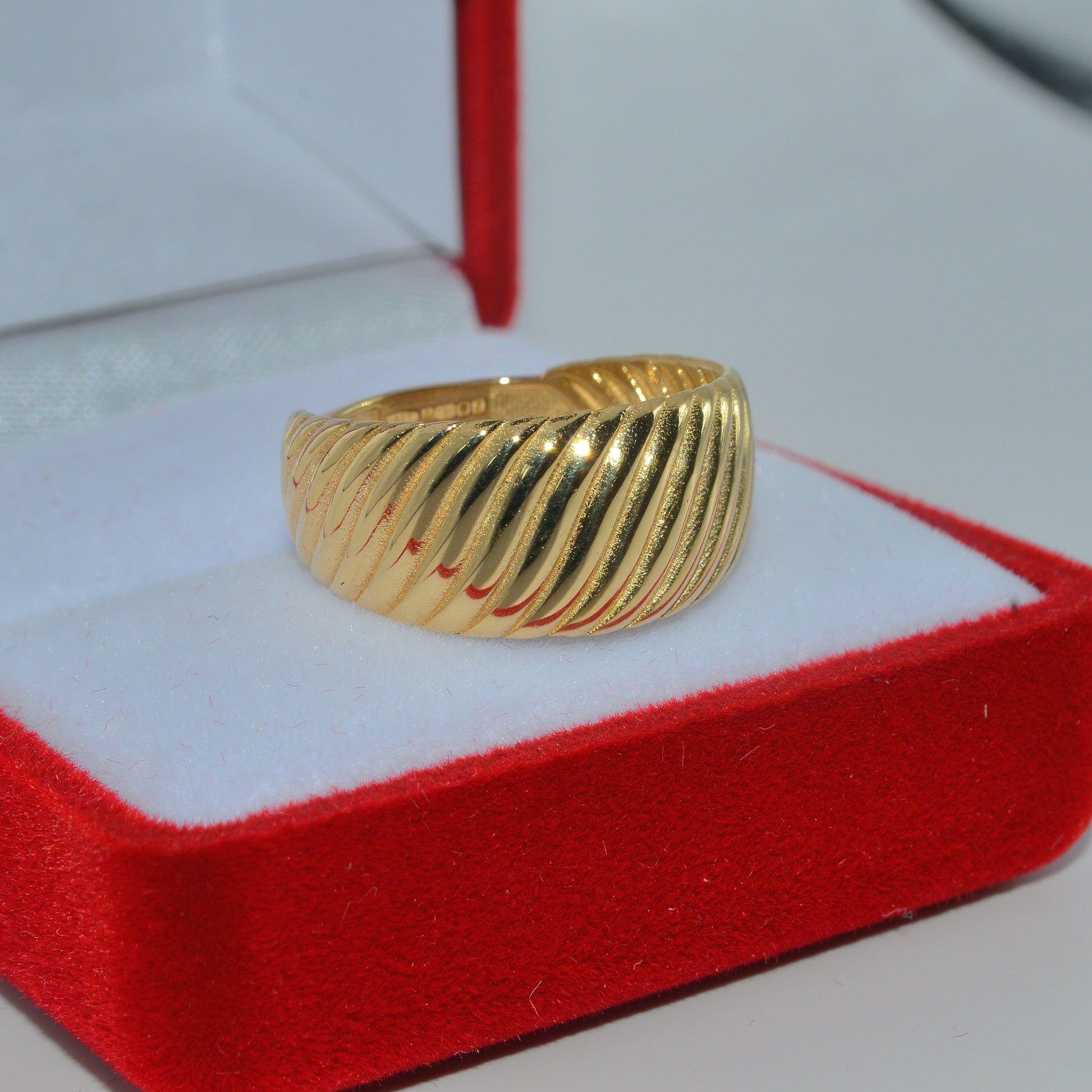 18ct Gold - Croissant Ring right close