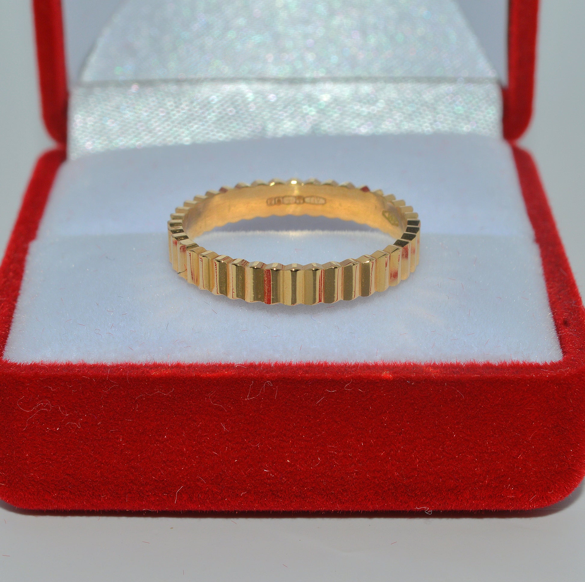 18ct Gold - Ribbed Ring front close