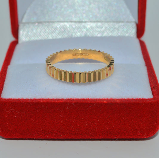 18ct Gold - Ribbed Ring front close
