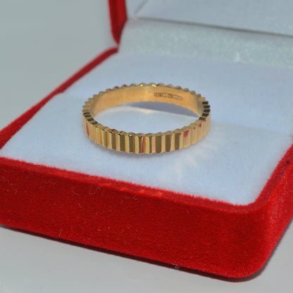 18ct Gold - Ribbed Ring let close