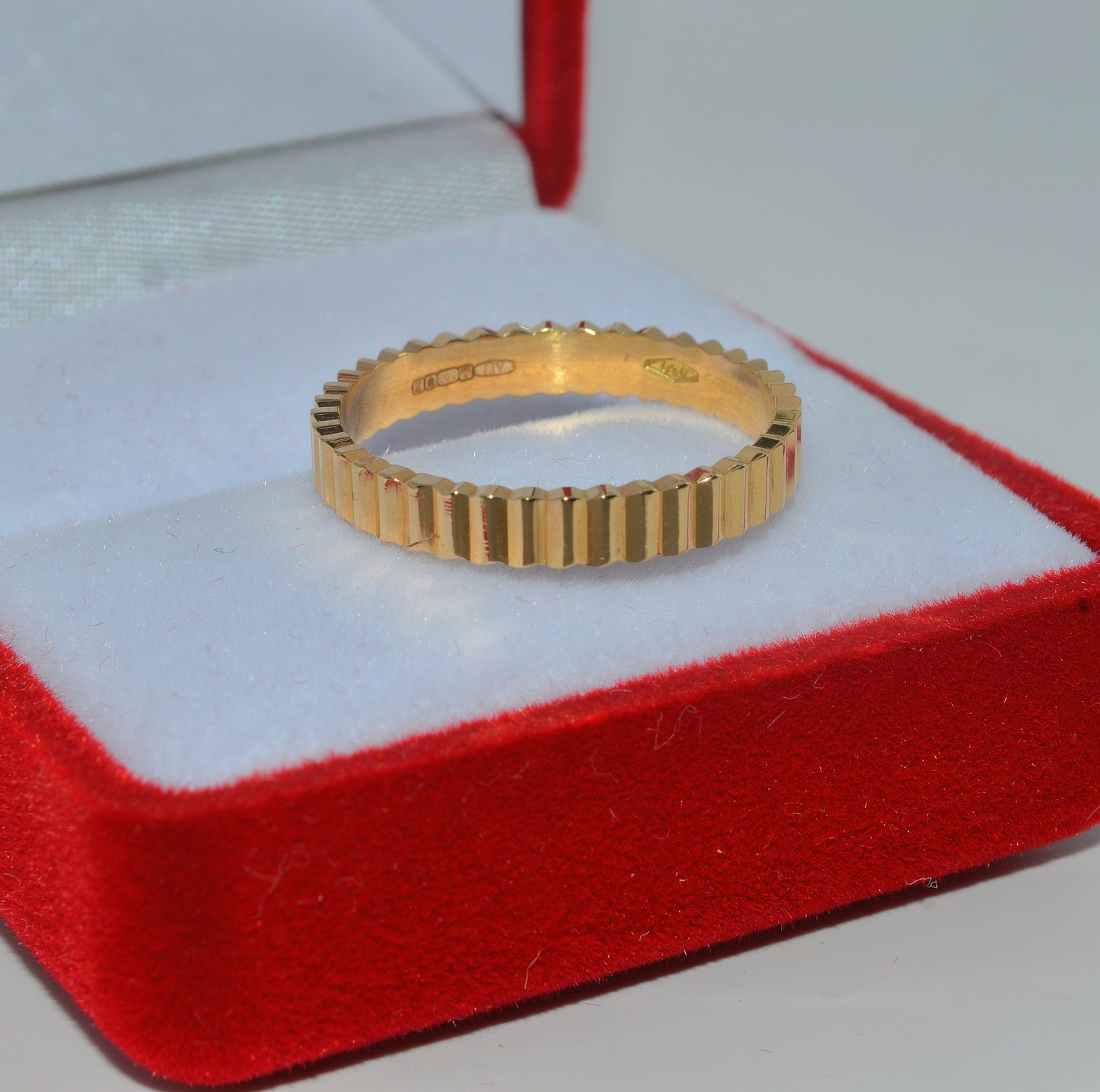 18ct Gold - Ribbed Ring right close