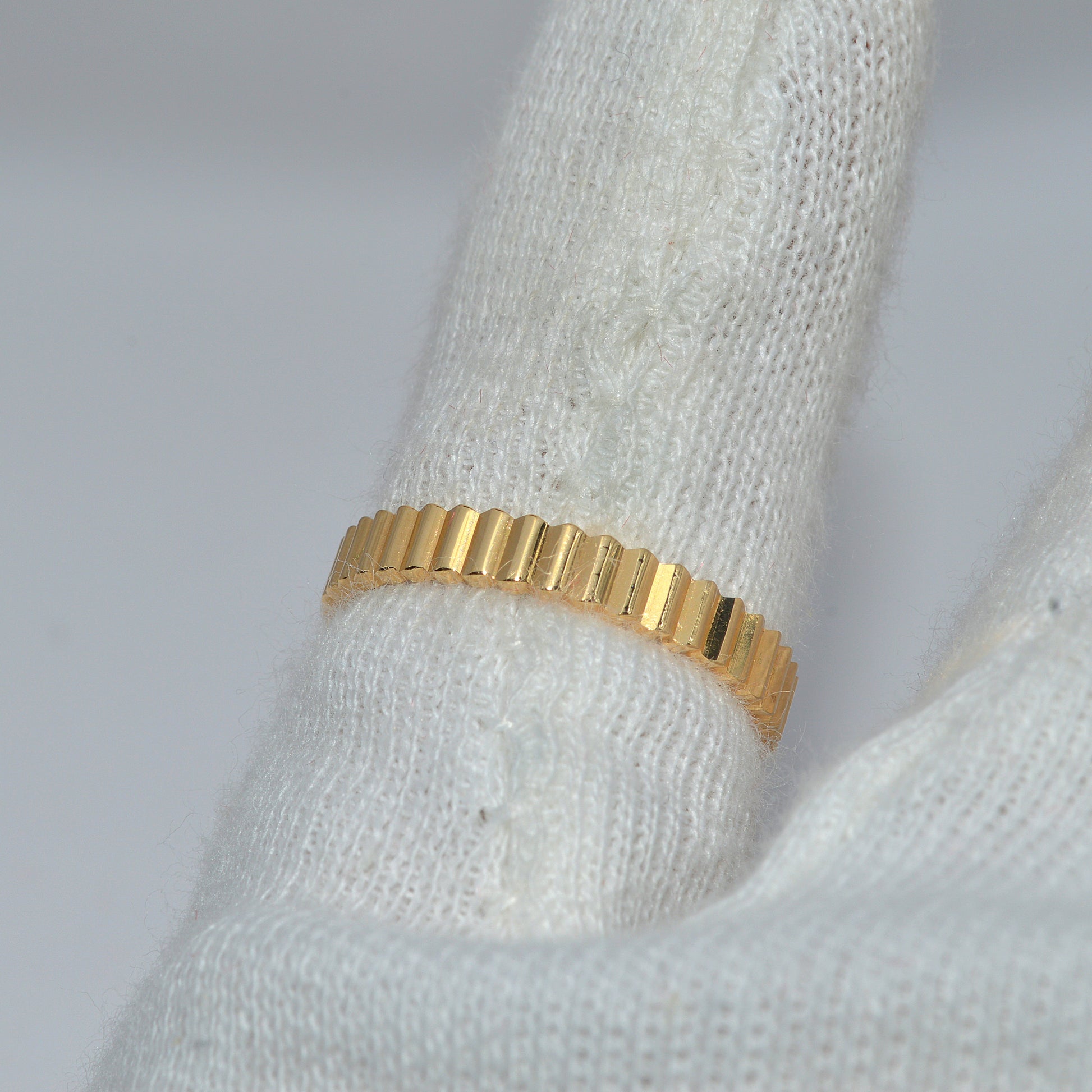 18ct Gold - Ribbed Ring finger left 