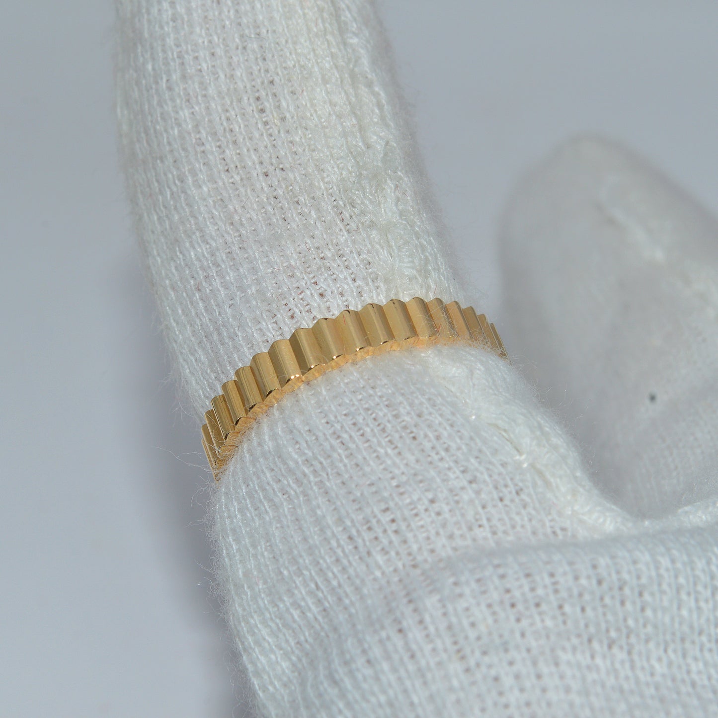 18ct Gold - Ribbed Ring finger right