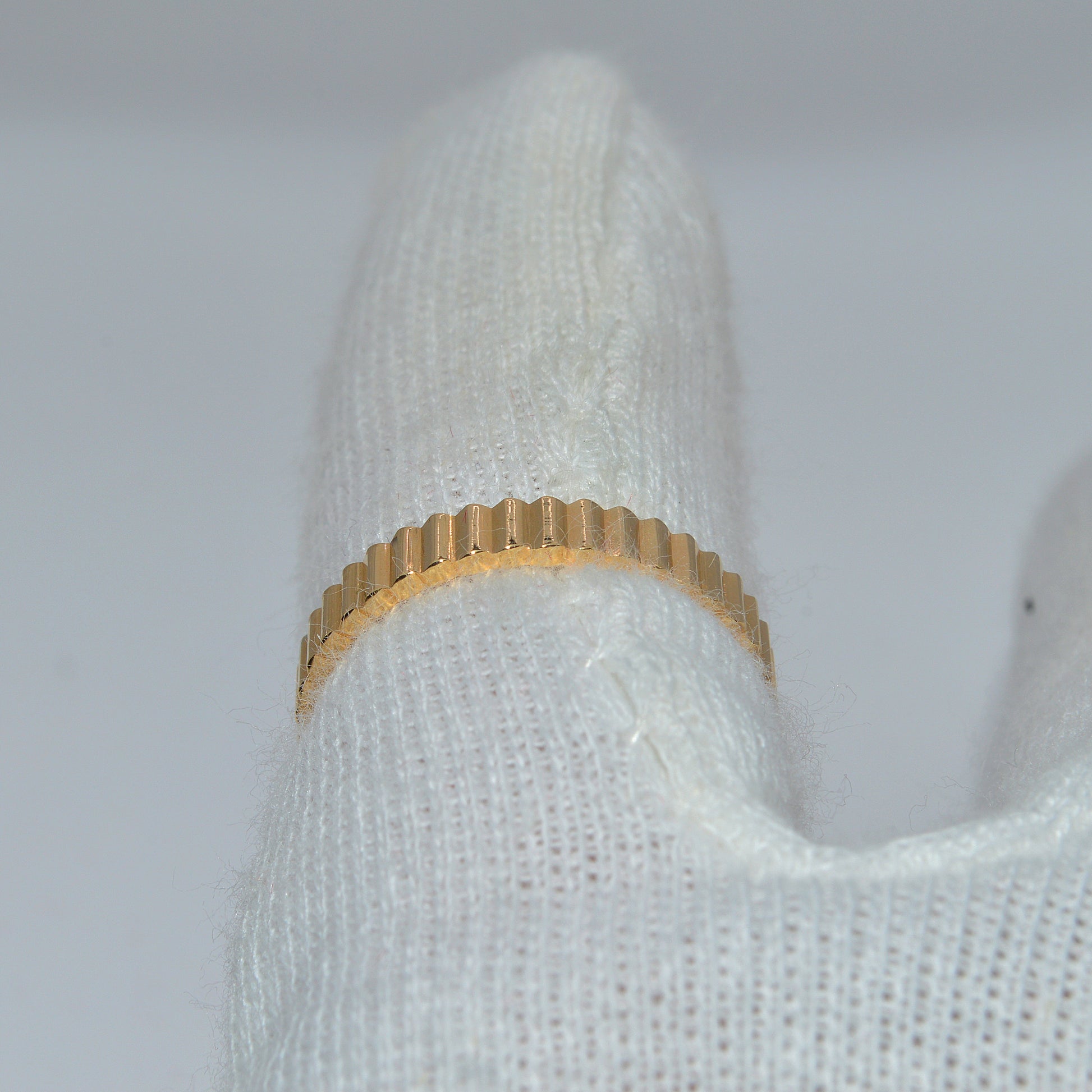 18ct Gold - Ribbed Ring finger rear