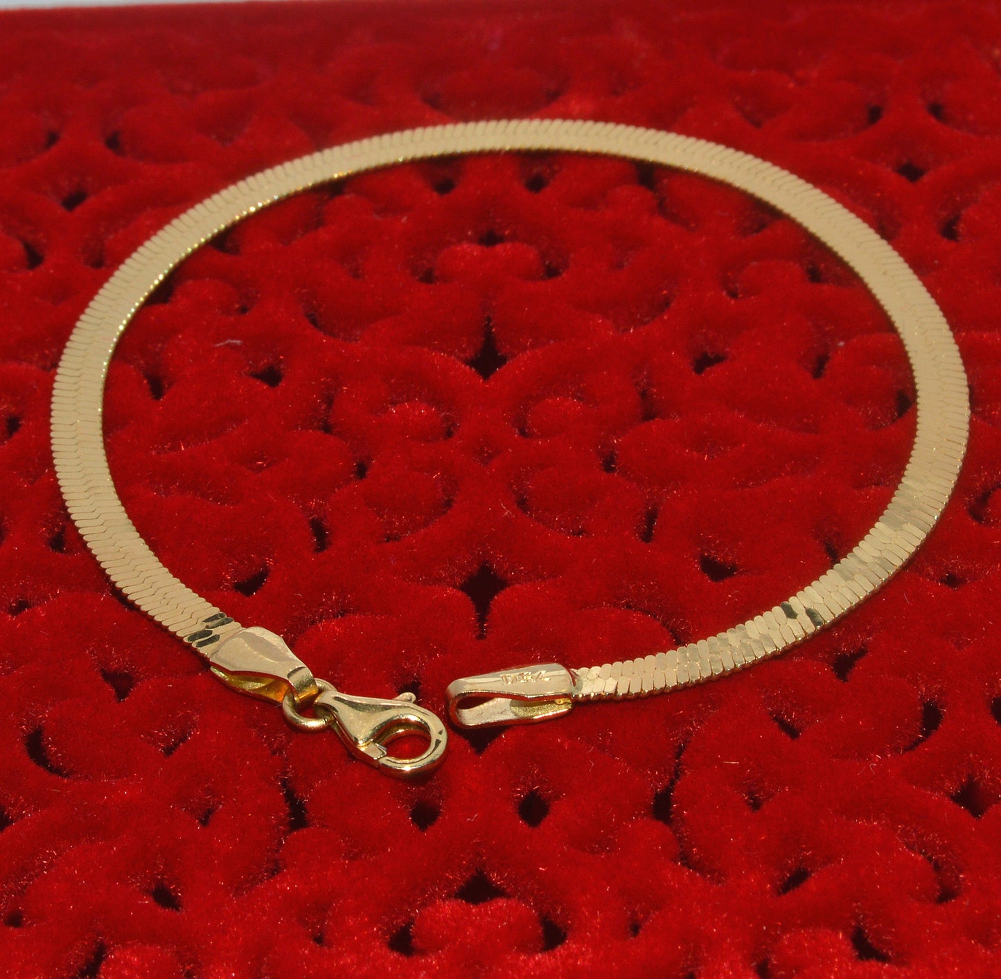 18ct Gold Herringbone Bracelet top close