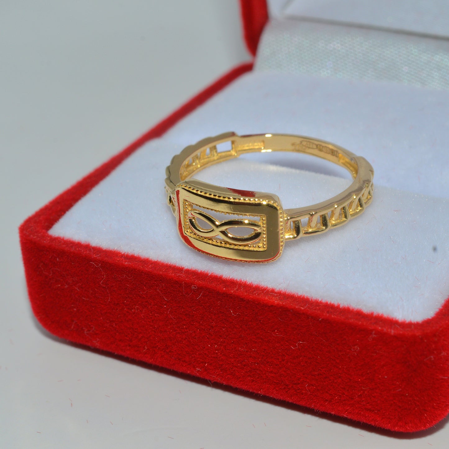 18ct Gold - Infinity Ring left tilt