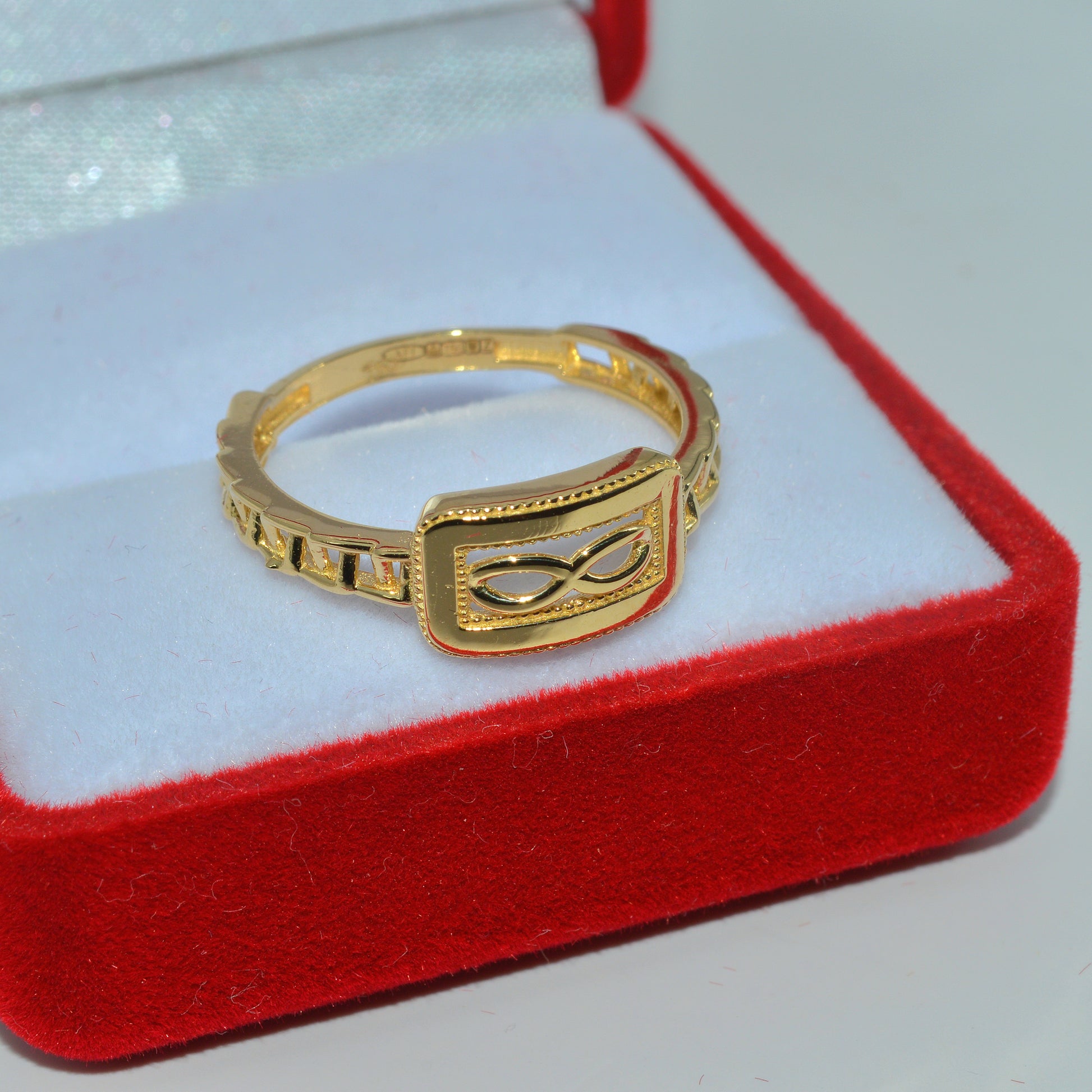 18ct Gold - Infinity Ring right tilt