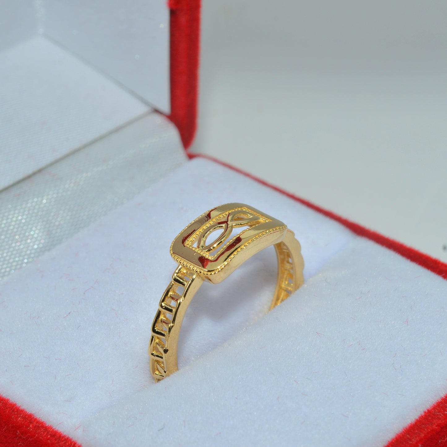 18ct Gold - Infinity Ring upright tilt