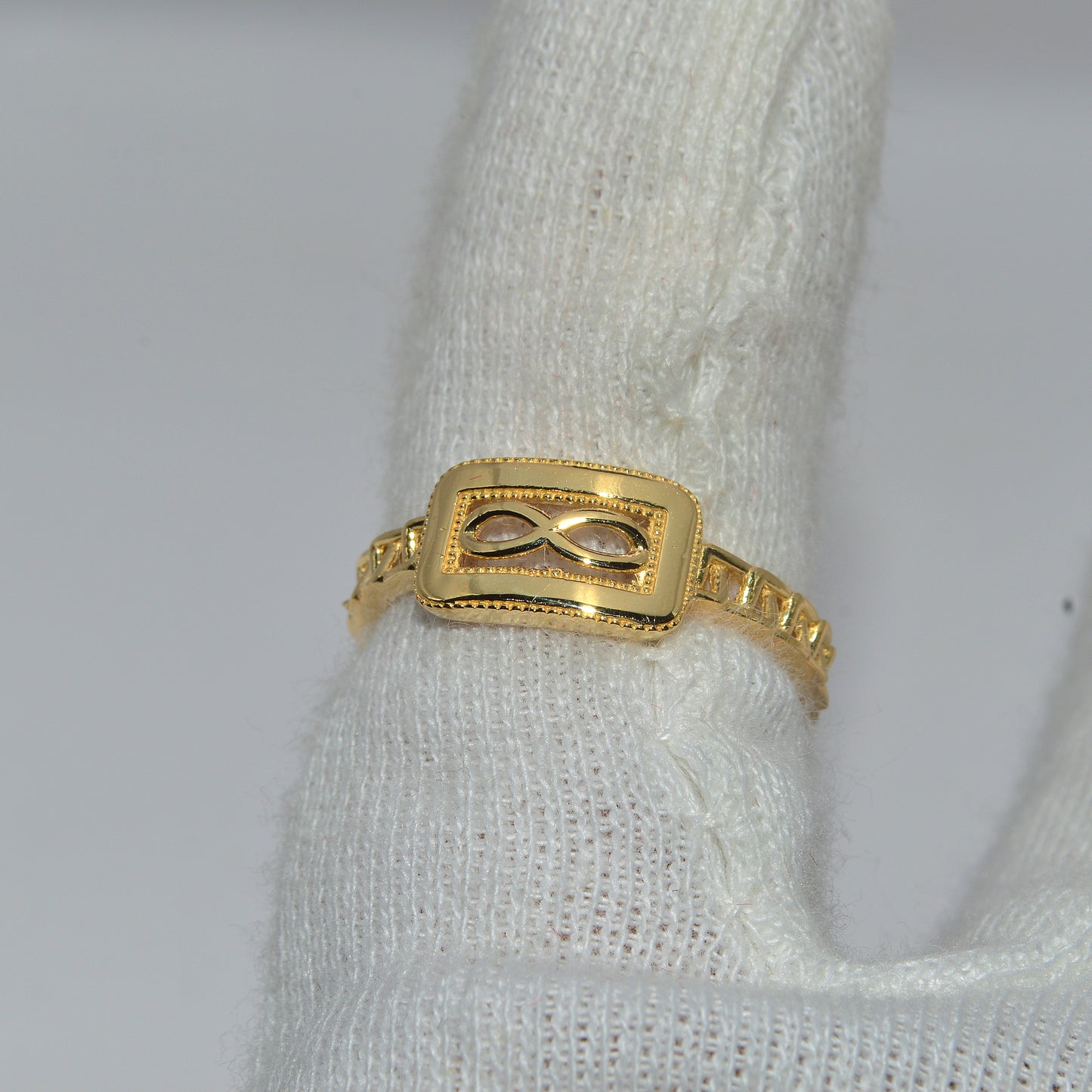 18ct Gold - Infinity Ring finger top down