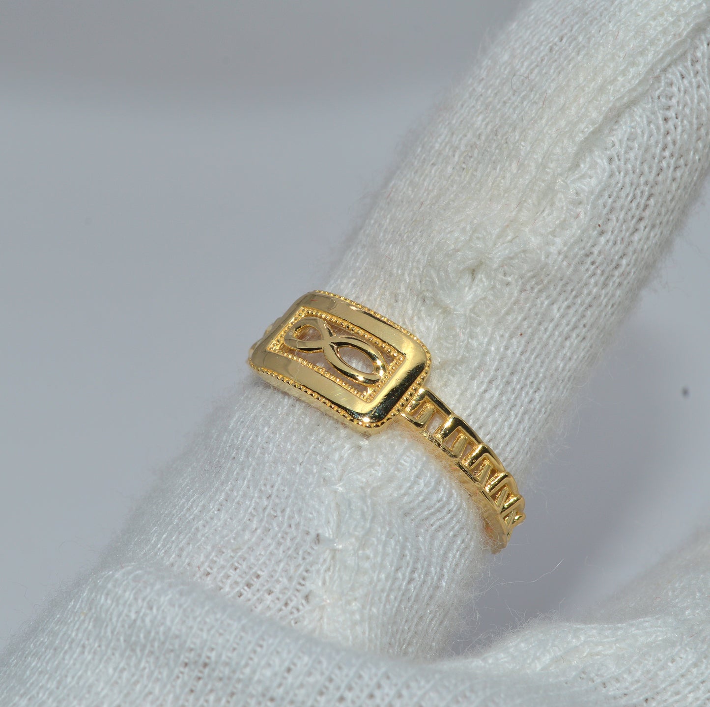 18ct Gold - Infinity Ring finger left tilt