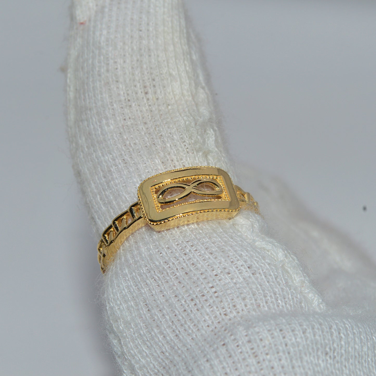 18ct Gold - Infinity Ring finger right tilt