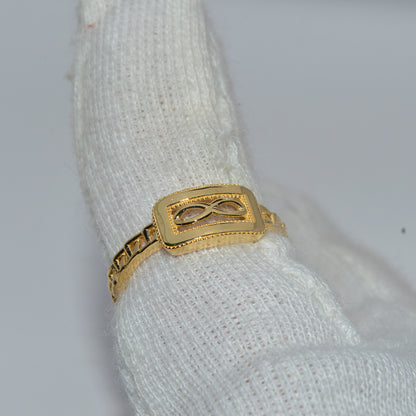 18ct Gold - Infinity Ring finger right tilt