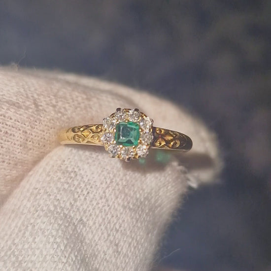 Victorian Era - Antique 18ct Gold - Emerald & Diamond Cluster Ring video