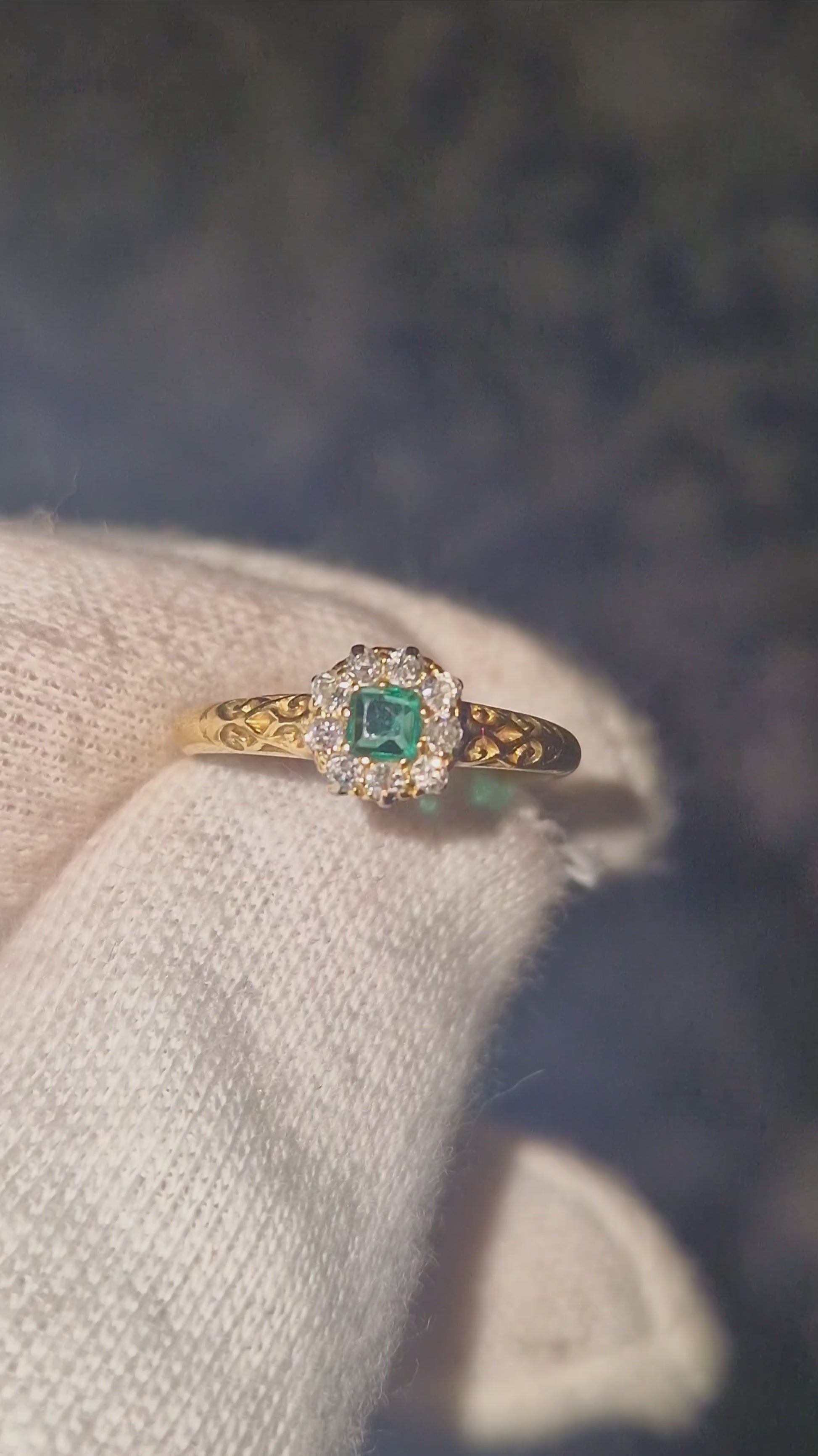 Victorian Era - Antique 18ct Gold - Emerald & Diamond Cluster Ring video