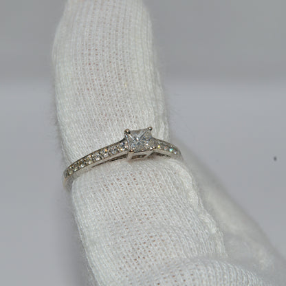 18ct Gold - Princess Cut Diamond Ring right tilt