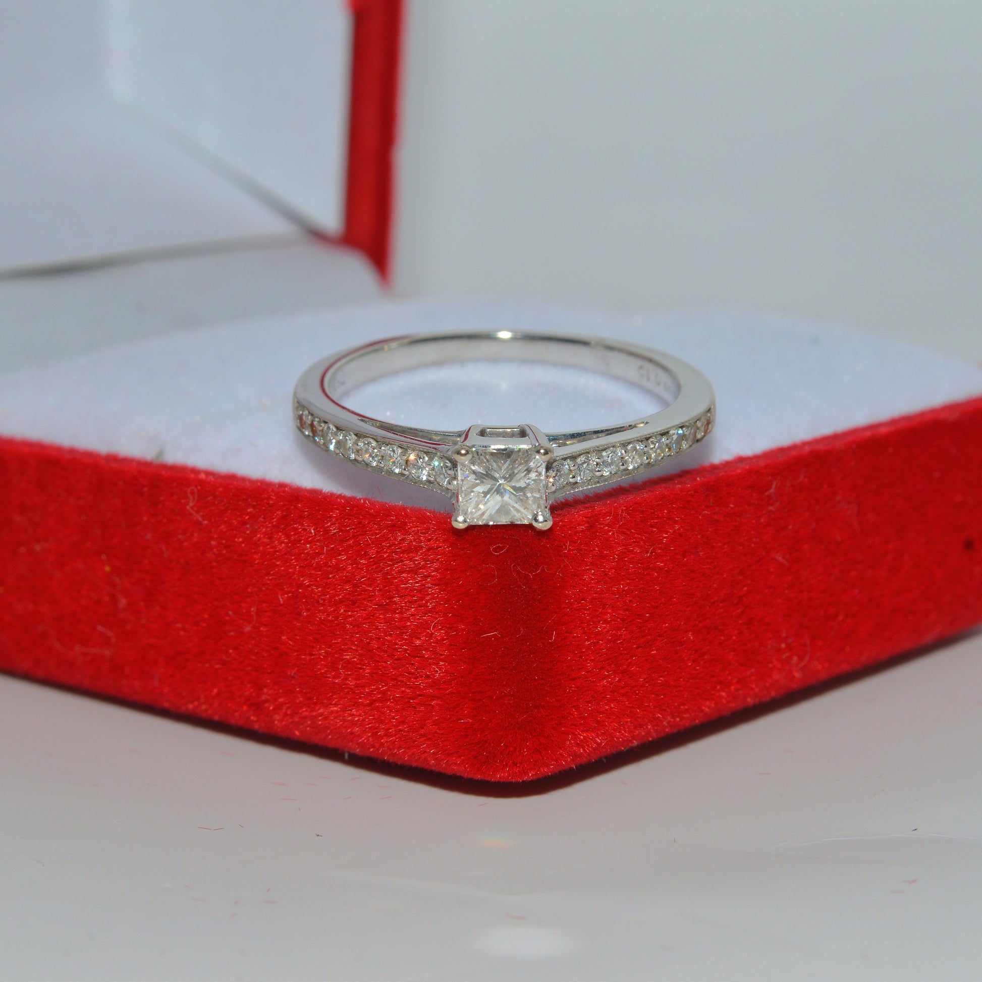 18ct Gold - Princess Cut Diamond Ring front